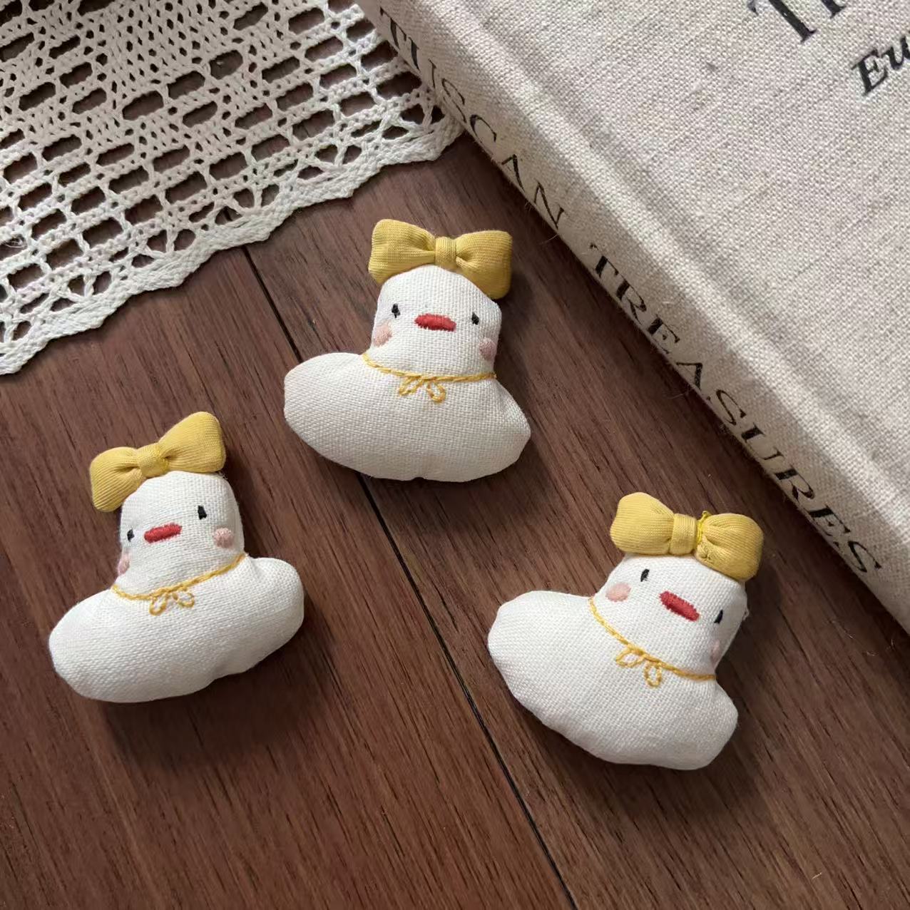 Summer Duck Clothing - かわいいぬいぐるみ生地の小さな黄色いアヒルピンバッグチャームDIY、靴、帽子、スカーフ、衣類の装飾セット、春夏プレミアム